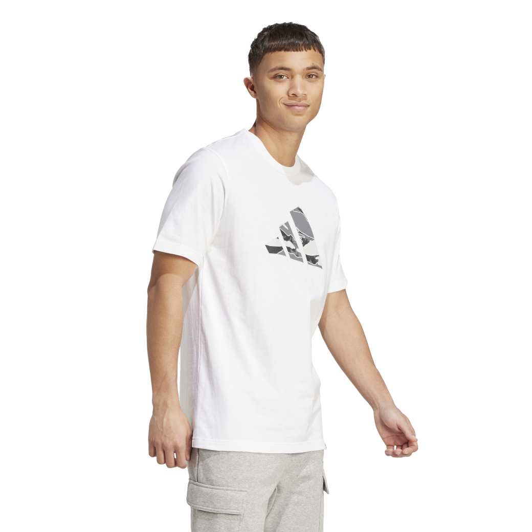 Modelo masculino caminhando vestindo camiseta casual Adidas branca com estampa camuflada